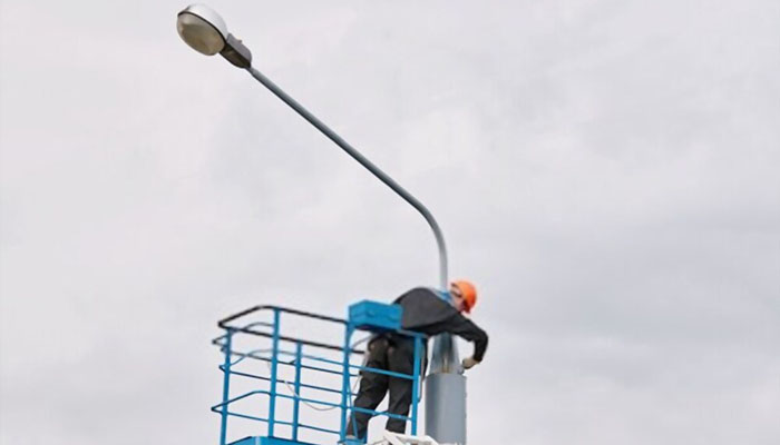 street light arm installation